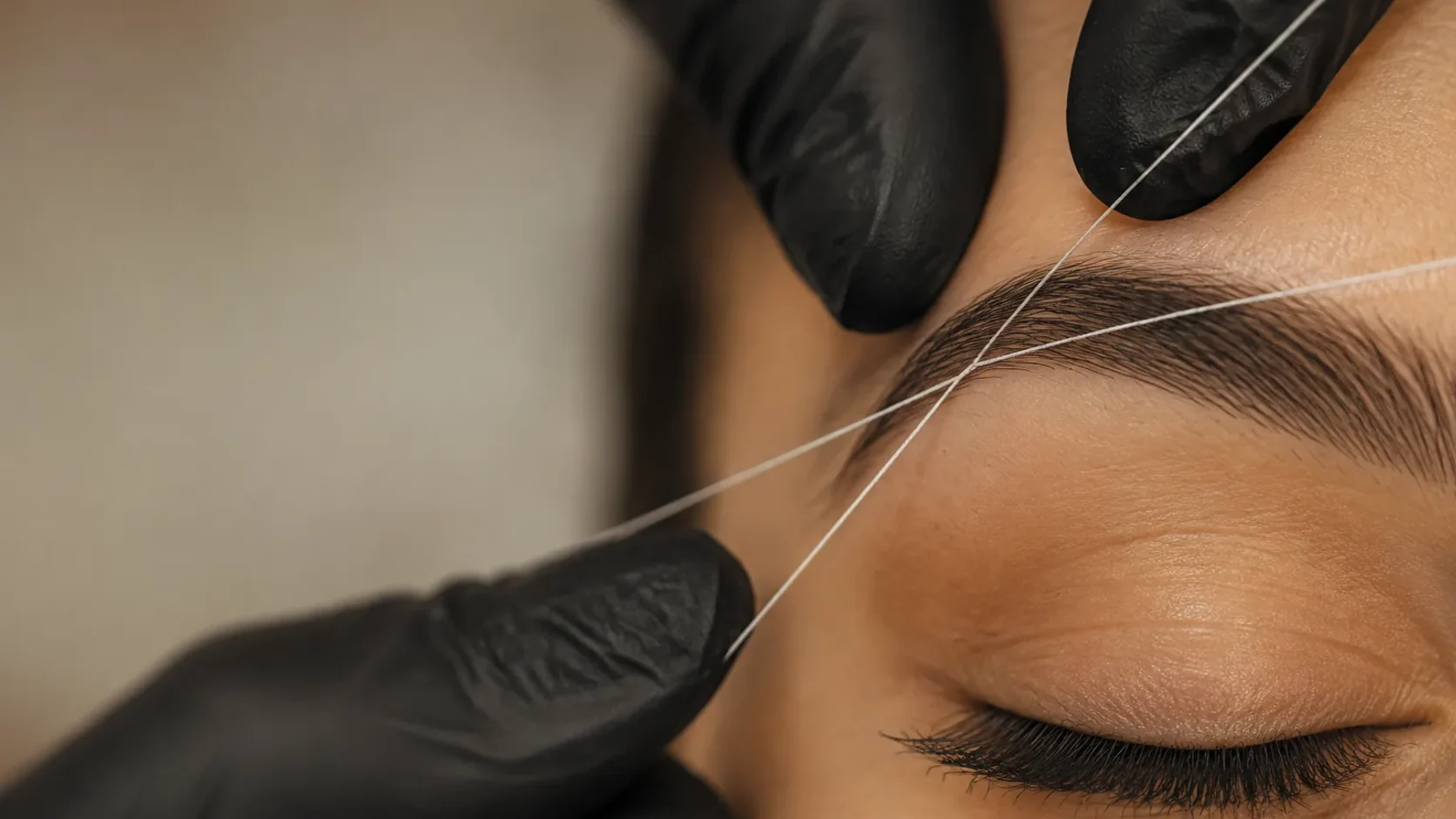 Design de sobrancelha com linha em detalhe, posicionado à direita
