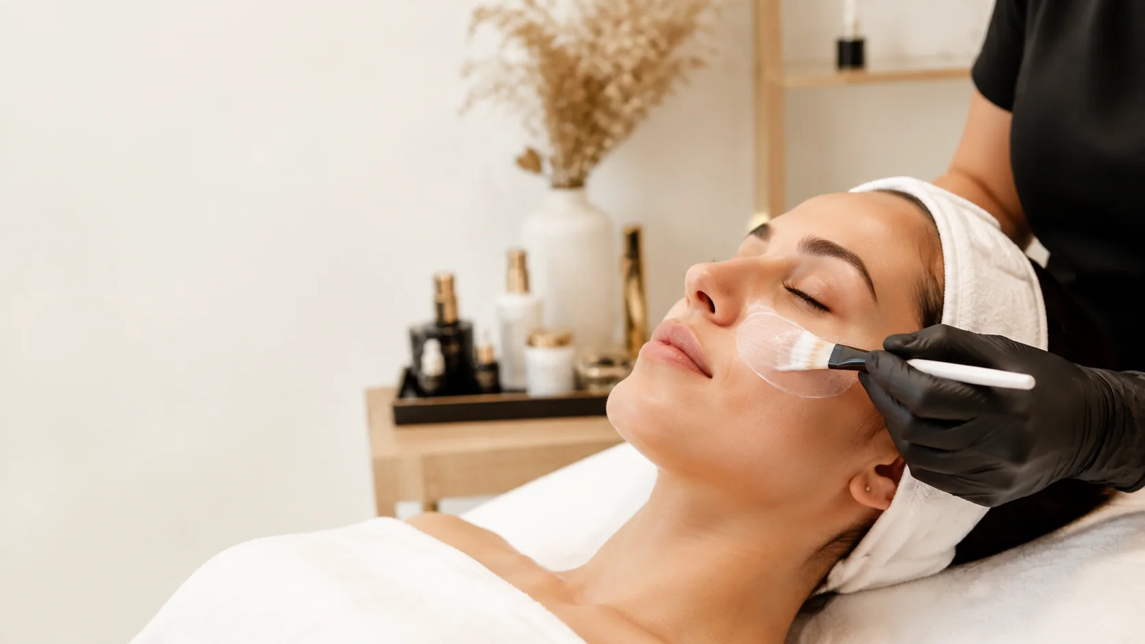 Tratamento facial profissional em ambiente de estética luminoso