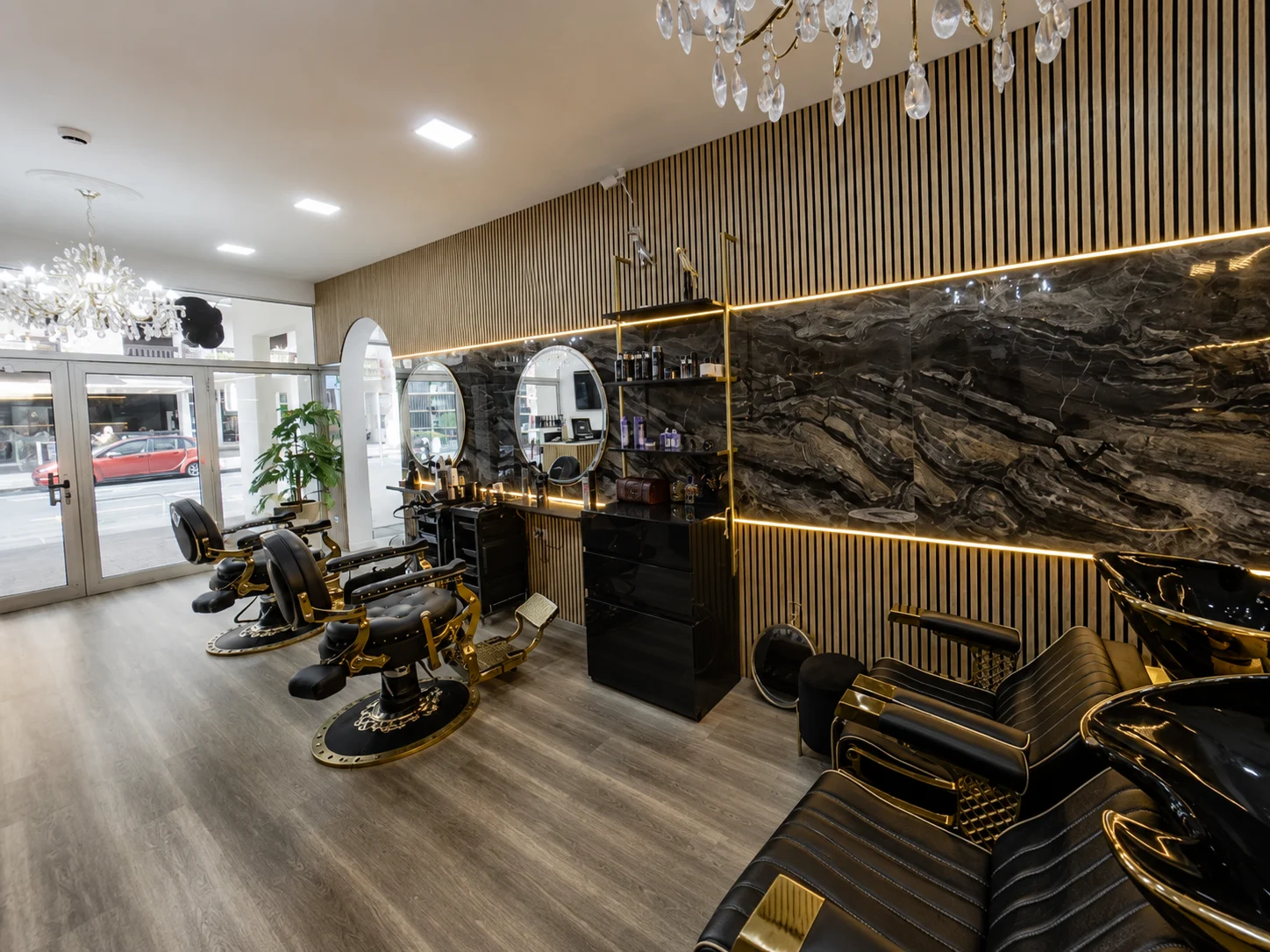 Zona de cabelo preta e dourada no interior da Madame Skull Beauty